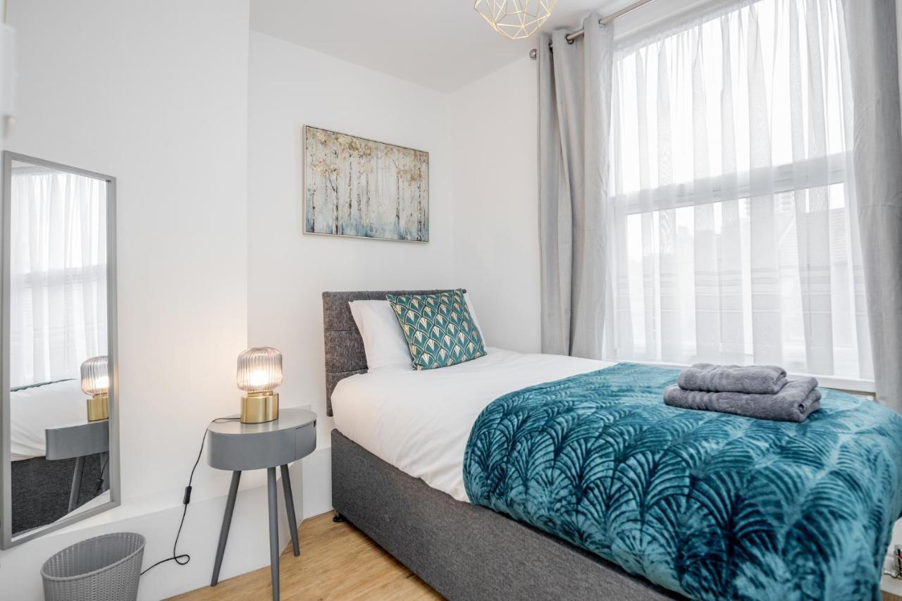 Modern Cosy London Flat By Damask Homes 일포드 외부 사진