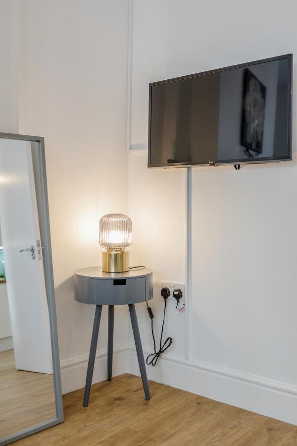 Modern Cosy London Flat By Damask Homes 일포드 외부 사진